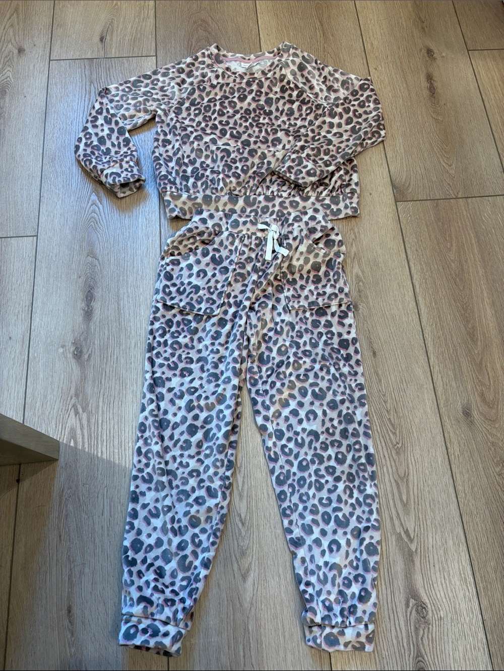 Girls' Pink Leopard Set - Cozy Long Sleeve Top & Jogger Pants